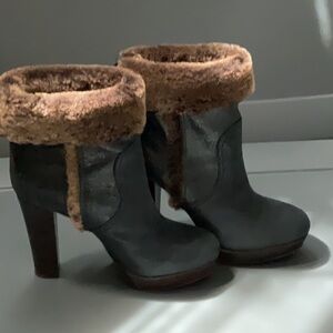 Tory Burch Black leather and Brown fur trim Heeled Boots with Classic Design